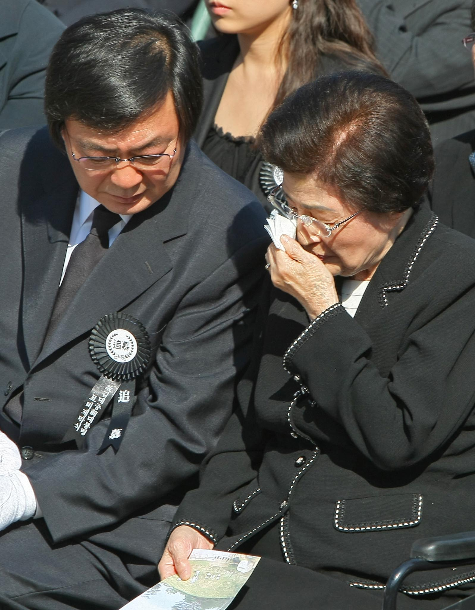 2009년 10월 6일 김홍업 전 의원이 서울 동작동 국립현충원에서 열린 故 김대중 전 대통령 묘비제막식에서 오열하는 이희호 여사를 위로하고 있다. 오종택 기자