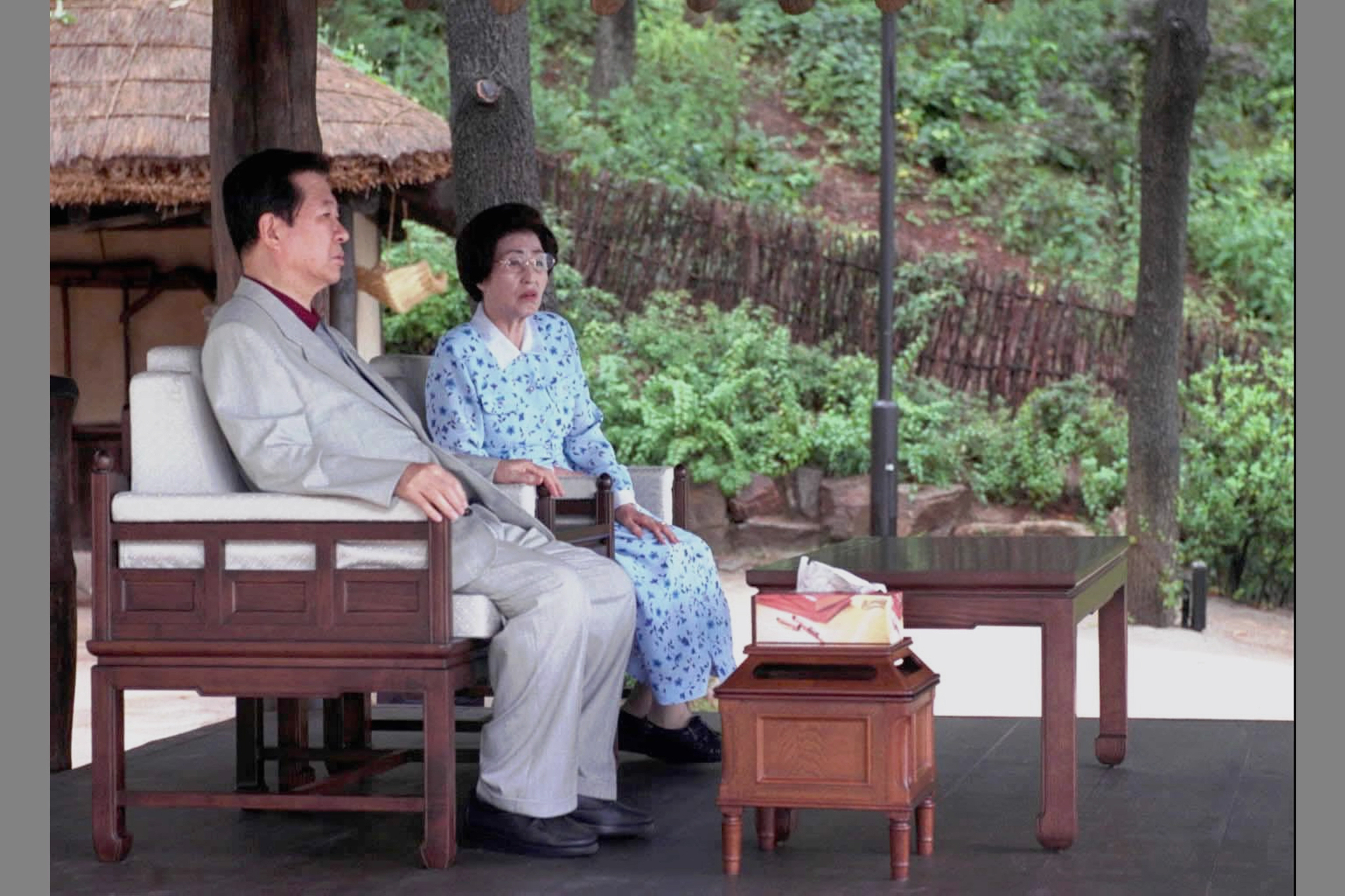 1999년 8월 김대중 대통령과 부인 이희호여사가 청남대에서 담소를 하고 있다. [중앙포토]