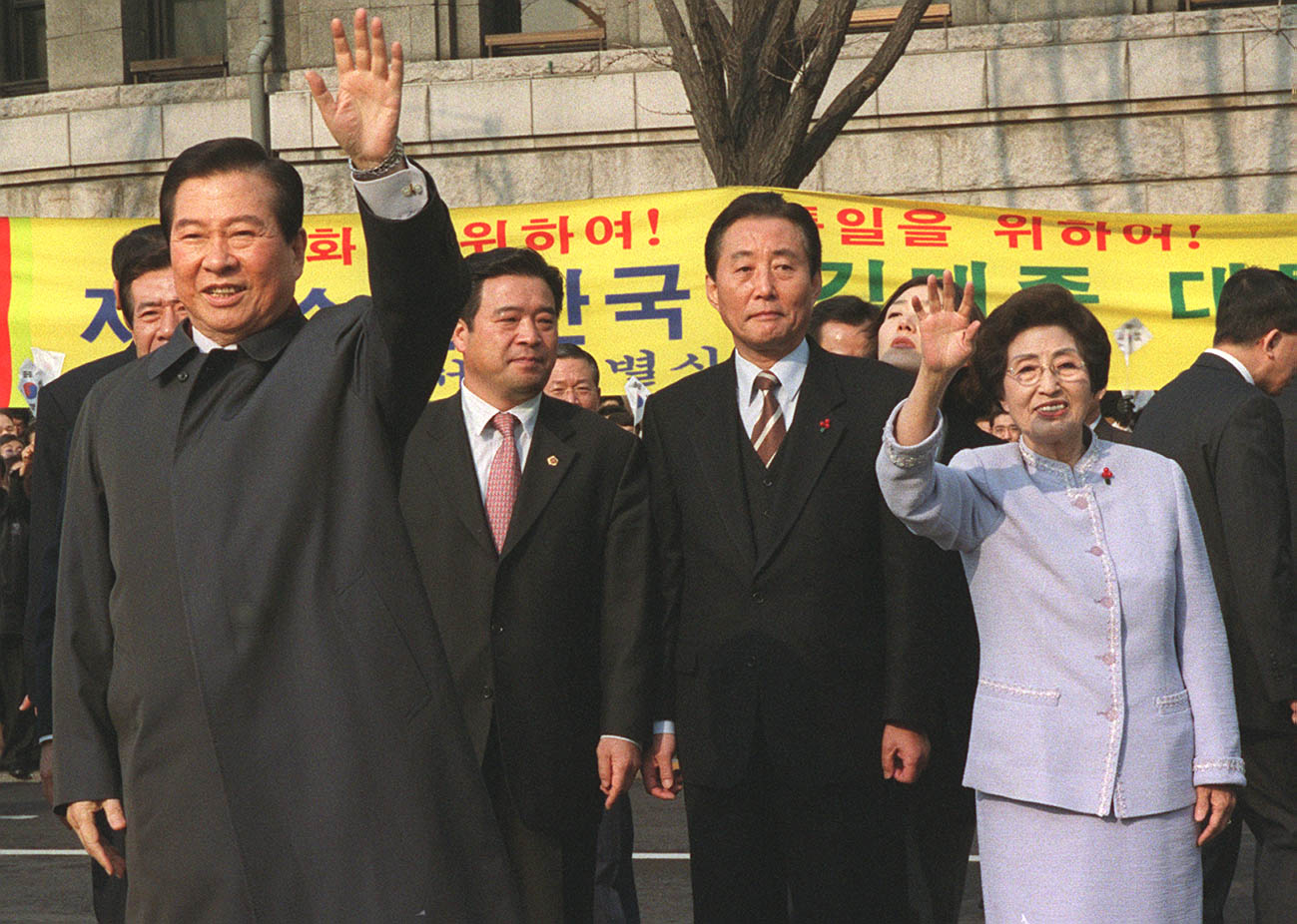  2000년 노벨상을 수상하고 귀국한 김대중대통령과 부인 이희호 여사가 시청 앞에서 환영나온 시민들과 인사를 나누고 있다. [중앙포토]