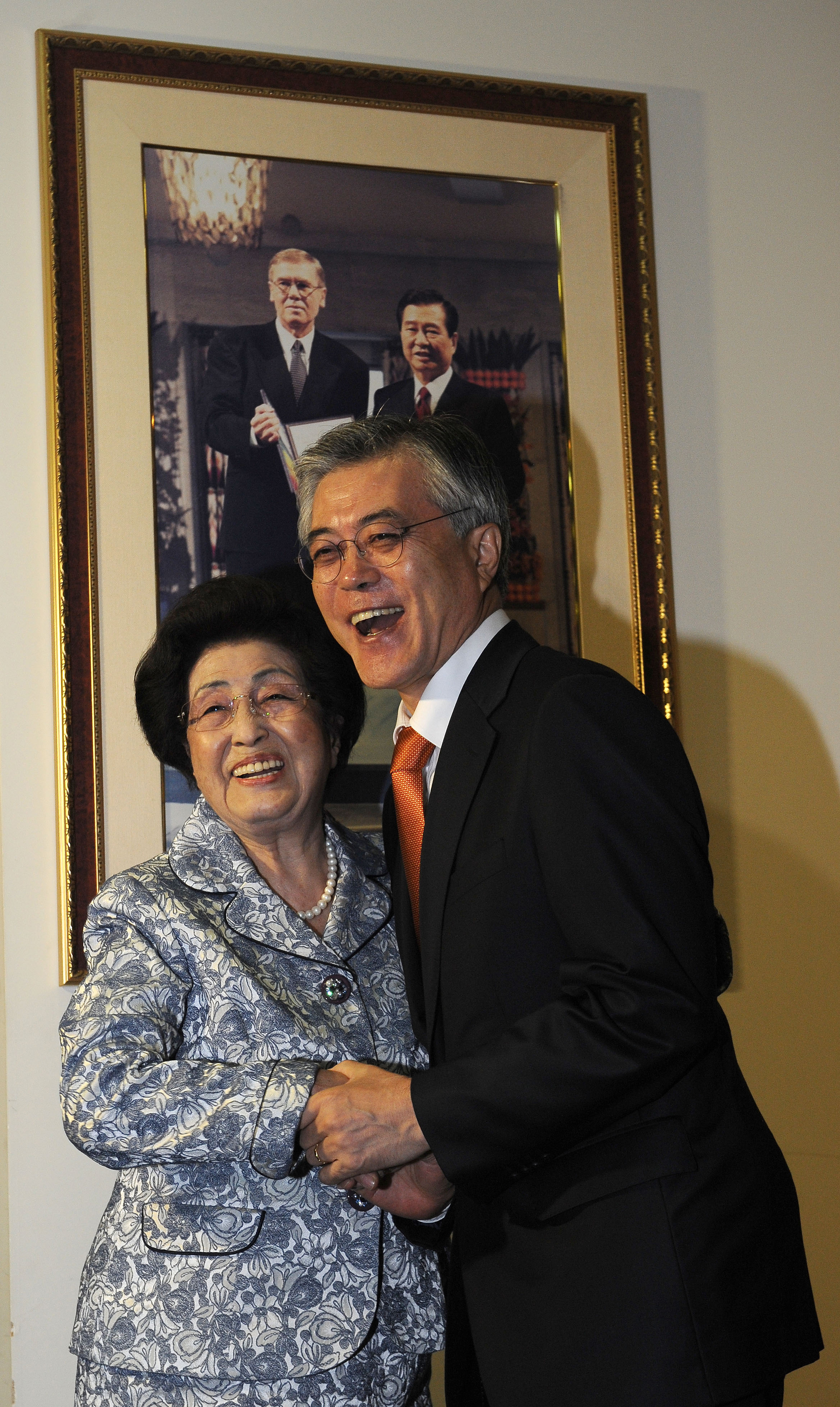 2012년 9월 24일 민주통합당 문재인 대선후보가 24일 오전 김대중 전 대통령의 부인 이희호 여사를 예방해 기념사진을 찍고 있다. [뉴스1]