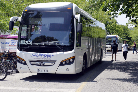 KAIST가 세계 최초로 개발한 무선충전 전기버스. 기자가 찾은17일에도 대전 KAIST 캠퍼스에서 정상적으로 운행되고 있다. 사진은 이날 학사식당 앞 승강장에서 점심시간 동안 무선충전중인 전기버스 모습.프리랜서 김성태 