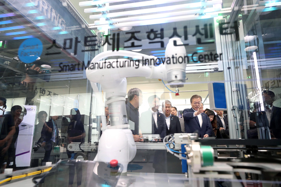 문재인 대통령이 19일 경기 안산 스마트제조혁신센터에서 열린 ‘제조업 르네상스 비전 선포식’에 앞서 핵심기술 시연을 지켜보고 있다. [청와대사진기자단]