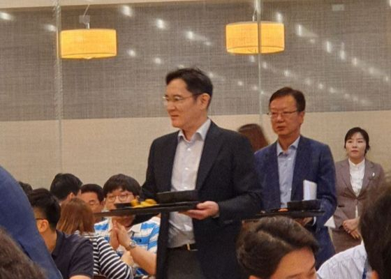 이재용 삼성전자 부회장(왼쪽)이 최성안 삼성엔지니어링 사장을 비롯한 삼성물산 계열 경영진과 함께 서울 상일동 삼성엔지니어링 본사에서 점심 급식을 받고 있다. [블라인드 캡처]