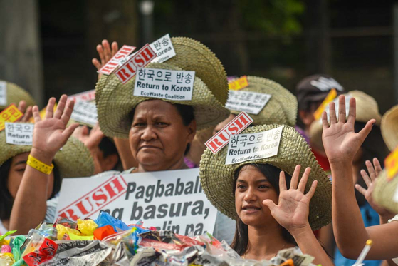 지난해 11월 필리핀 140여 개 환경운동단체 에코웨이스트연합(EcoWaste Coalition) 소속 환경운동가들이 마닐라 소재 필리핀 관세청 앞에서 시위를 갖고 