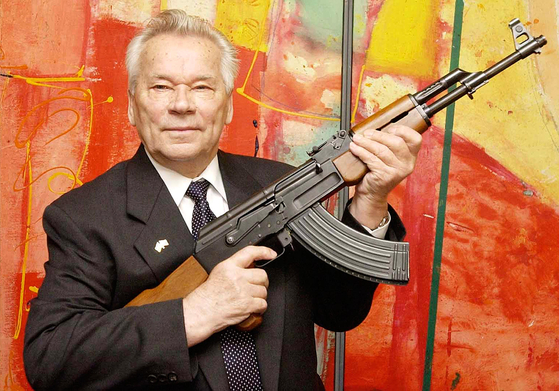 생전 AK-47을 들고 있는 미하일 칼리시니코프. [AP=연합]