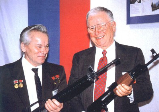 1990년 미국을 방문한 AK-47 개발자인 미하일 칼라시니코프(왼쪽)와 M16 개발자인 유진 스토너가 상대의 총을 들며 웃고 있다. [사진 칼라시니코프 박물관]