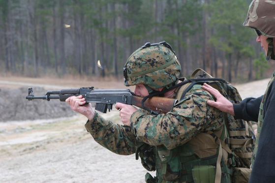 AK-47을 사격하는 미 해병대원. [사진 미 해병대]