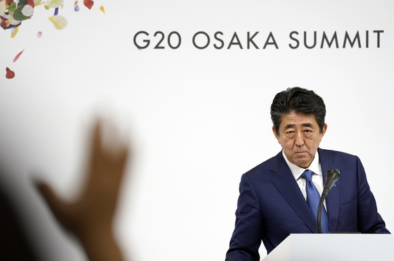 일본 통상 전문가들은 반도체 핵심 소재에 대한 수출 제한 조치에 이어 일본 정부가 여러 보복 카드를 준비하고 있다고 경고한다. 아베 신조 일본 총리가 지난달 29일 일본 오사카에서 열린 G20 정상회담 기자회견에 참석해 질문을 기다리는 모습. [EPA=연합뉴스]