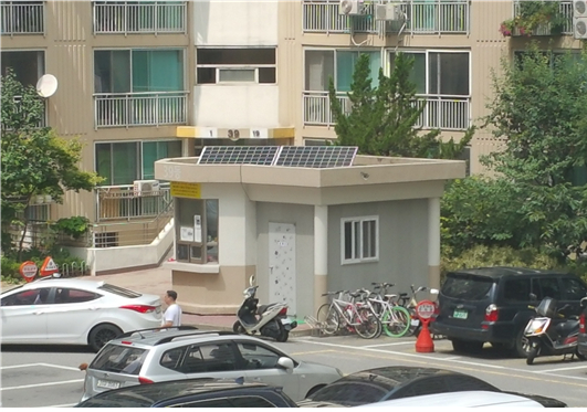 아파트 경비실에 설치된 미니 태양광 패널. 한 달에 60㎾의 전력을 생산한다. [사진 서울시]