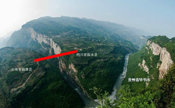  아치 다리를 중심으로 왼쪽은 윈난, 오른쪽은 쓰촨성이고 오른쪽 아래는 구이저우성으로 연결된다. [신화=연합뉴스]