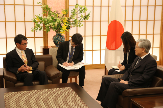 지난 5월 13일 고노 다로 일본 외무상이 남관표 주일 한국대사(오른쪽)를 접견하고 있다. [연합뉴스]