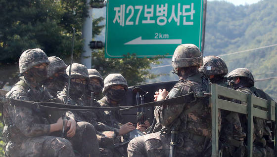 강원 화천군 사창리 인근에서 군 장병들이 차량으로 이동하는 모습. [연합뉴스]