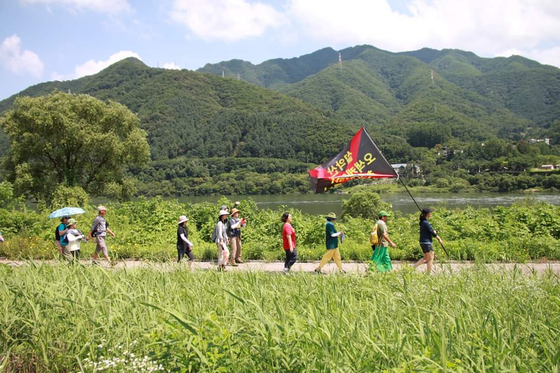 양양~청와대 200km를 도보순례 중인 설악산국립공원지키기국민행동 회원들. [사진 설악산국립공원지키기국민행동]