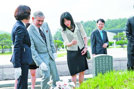지난달 22일 광주 5·18 묘역을 찾은 해리스 대사(왼쪽 두 번째)가 ‘시민군 대변인’ 윤상원의 묘비를 살펴보고 있다. [연합뉴스]
