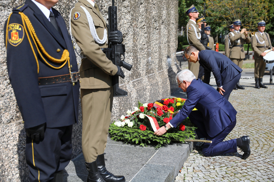 하이코 마스 독일 외무장관이 폴란드 바르샤바에서 열린 봉기 75주년 기념식에 참석해 헌화하고 있다. [EPA=연합뉴스]