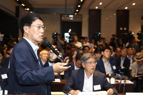 7일 서울 서초구 엘타워에서 열린 한국과학기술단체총연합회과 한국공학한림원, 한국과학기술한림원이 공동주최한 '일본 수출규제에 대한 과학기술계 대응방안 토론회'에서 박재근 한국반도체디스플레이기술학회장(한양대학교 융합전자공학부 교수)이 발표하고 있다. [연합뉴스]