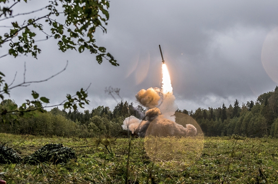 사거리가 5500km에 이르는 러시아 순항 미사일인 이스칸데르-K가 지상에서 발사되는 모습. 러시아 국방부에서 공개한 사진이다. [AP=연합뉴스] 