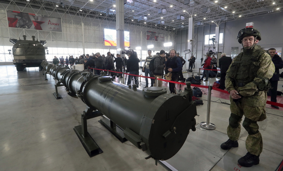 러시아가 1월 23일 모스크바의 군사 전시장에서 공개한 이스칸데르-M 미사일의 내부.[EPA=연합뉴스] 