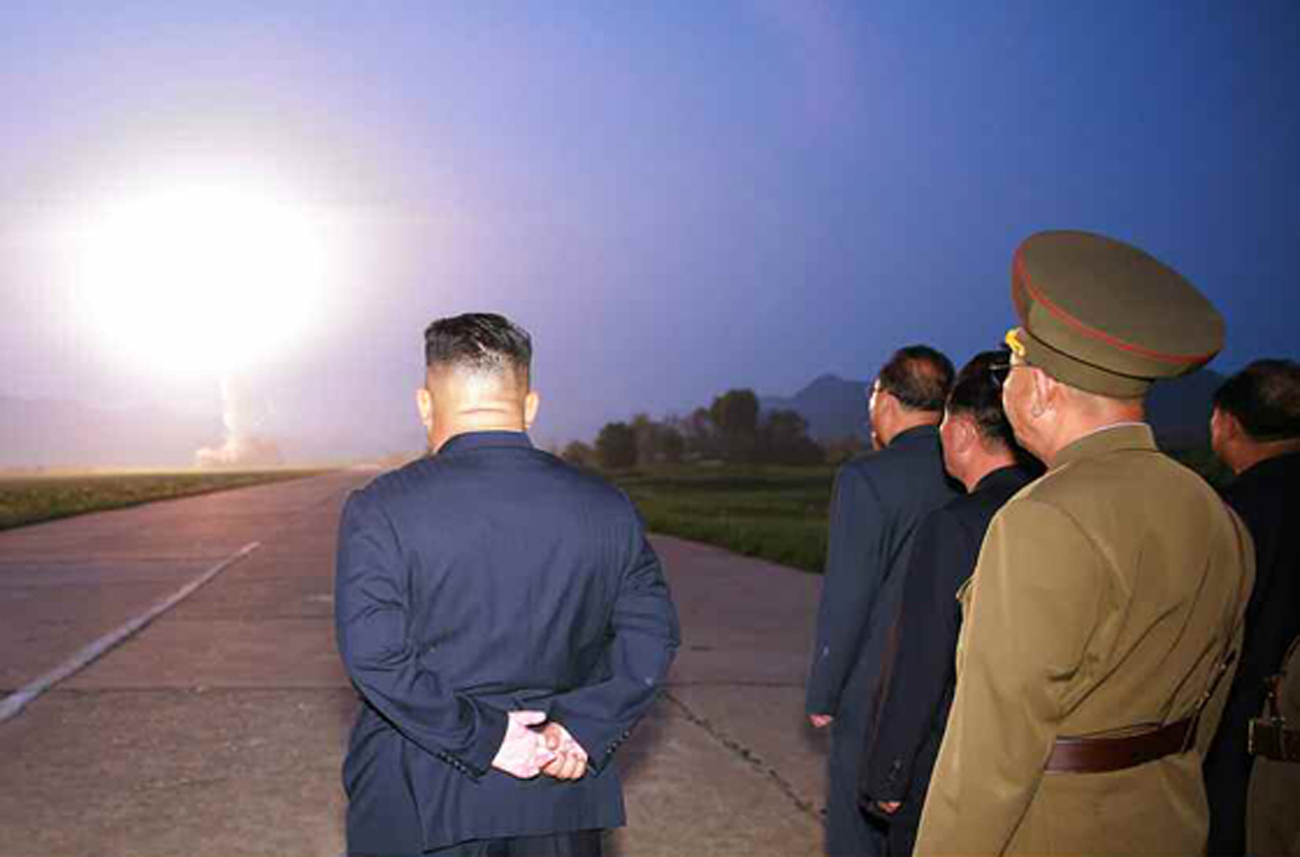 북한 노동신문은 김정은 국무위원장이 6일 새벽 "신형전술유도탄 위력시위발사를 참관했다"고 7일 보도했다.[뉴시스]