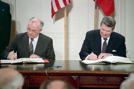 소련의 미하일 고르바초프 대통령(왼쪽)과 미국의 로널드 레이건 대통령이 지난 1987년 12월 8일 백악관에서 대처 시간이 짧은 중거리 핵미사일을 전량 폐기하는 중거리핵전력조약9INF)에 서명하고 있다. 이 조약은 2019년 8월 2일까지 31년 동안 유지되며 핵 전쟁을 억제해왔다. [EPA=연합뉴스]
