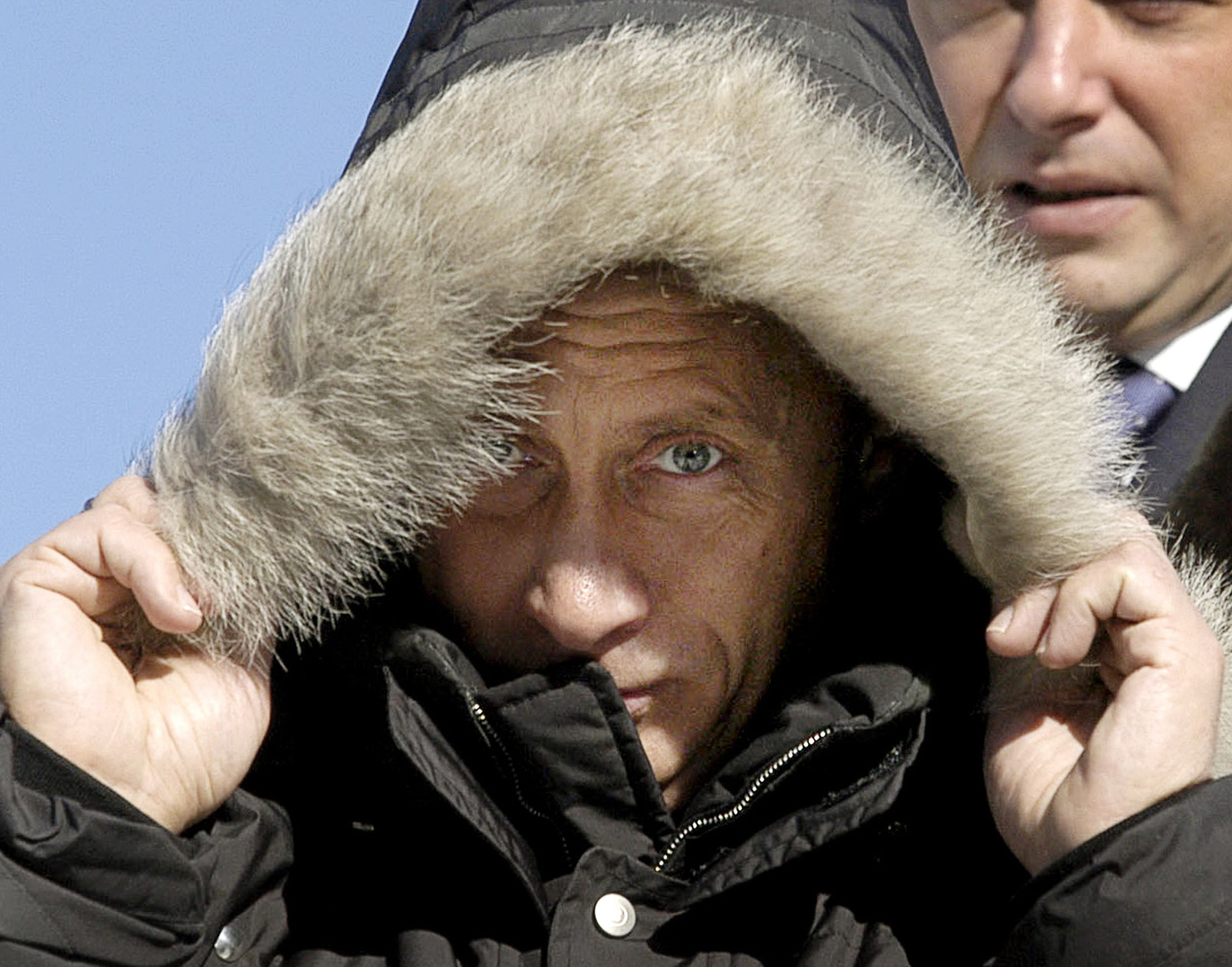 2004년 2월 27일, 푸틴 대통령이 러시아의 유명 작가 빅토르 아스타피에프의 시베리아 고향에 방문해 털모자로 얼굴을 덮고 있다. [AFP=연합뉴스]