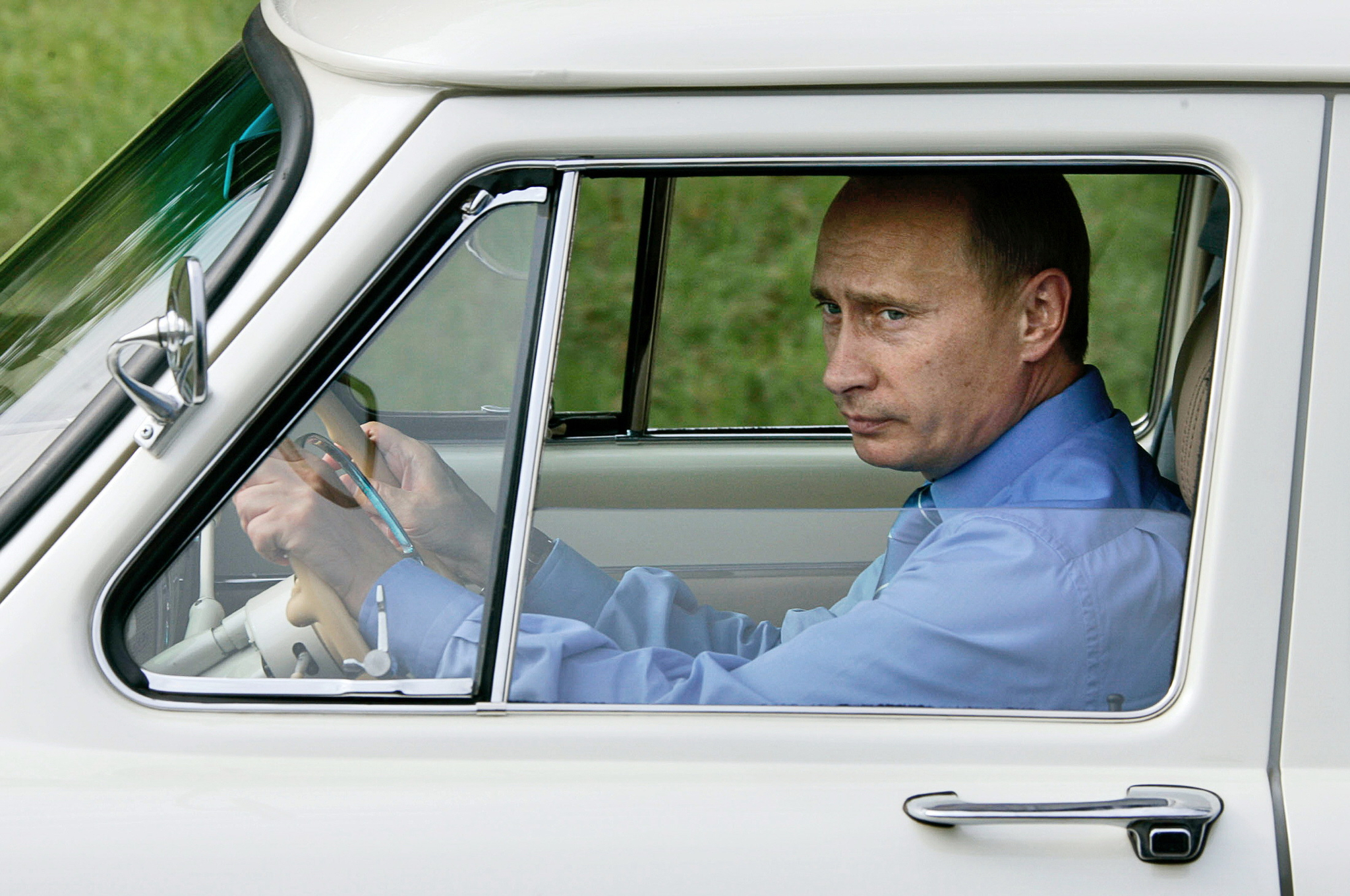 2005년 8월 19일, 푸틴 대통령이 1956년산 '볼가' 승용차를 직접 운전해 새로 개통한 터널 개통행사에 참가하고 있다. [ITAR-TASS / AFP=연합뉴스]