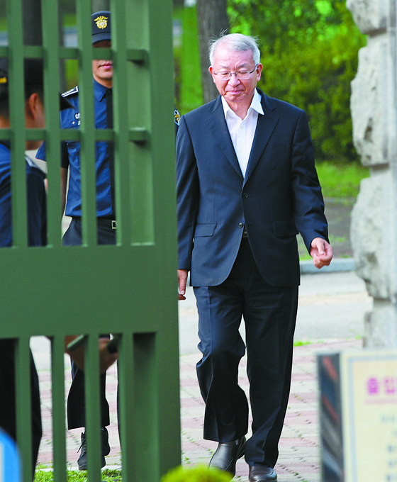 양승태 전 대법원장이 지난달 22일 보석으로 풀려나 서울구치소를 나서고 있다. 오종택 기자