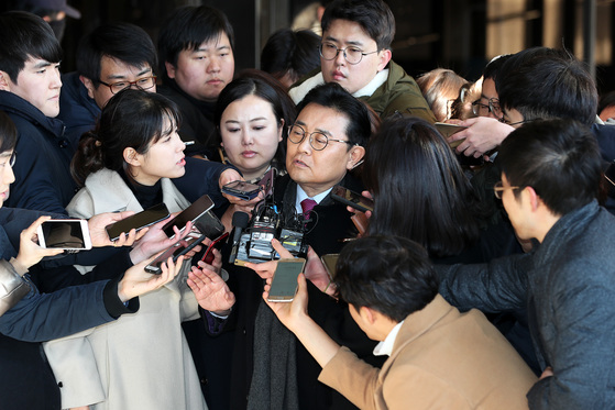 롯데홈쇼핑 등으로부터 뇌물수수 의혹으로 기소된 전병헌 전 청와대 정무수석비서관이 2017년 12월 4일 서울중앙지검에 소환되는 모습. 장진영 기자 