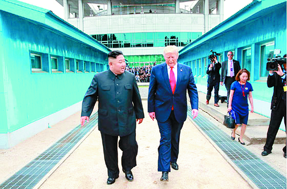 북한 노동신문은 김정은 국무위원장이 6월 30일 판문점에서 도널드 트럼프 미국 대통령과 회동했다고 1일 보도했다. [뉴시스]