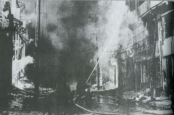 1941년 2월 28일부터 8월 23일까지 계속된 충칭 대폭격 당시 불타는 시가지 모습. [위키피디아]