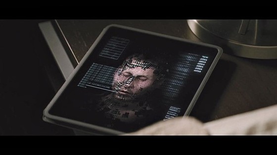 영화 '트렌센던스'에서 주인공은 뇌와 정신을 컴퓨터로 업로드 한다. [영화 캡처] 