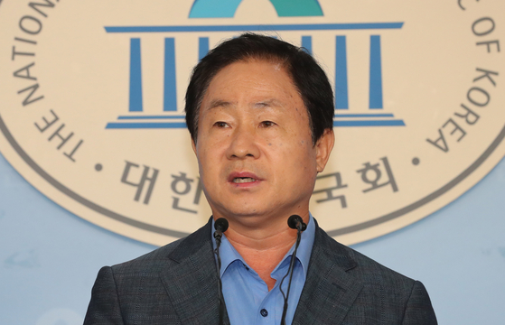 자유한국당 주광덕 의원이 10일 오후 국회 정론관에서 기자회견을 열고 조국 법무부 장관에 대해 "검찰 수사를 방해하고자 하는 인사농단행위를 즉각 중단해주시길 바란다"고 말하고 있다. [연합뉴스]