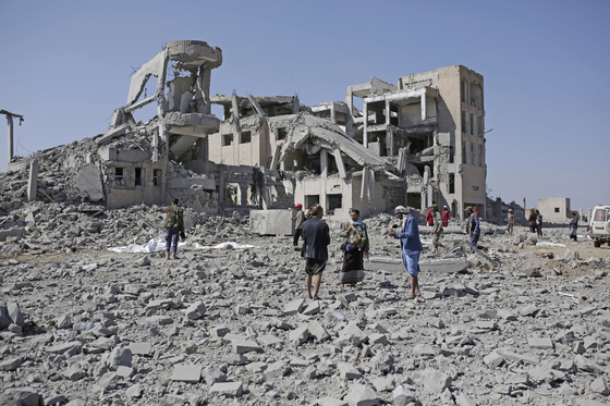사우디 주도 연합군의 공습으로 예멘 후티 반군의 근거지가 초토화한 모습 [AP=연합뉴스]