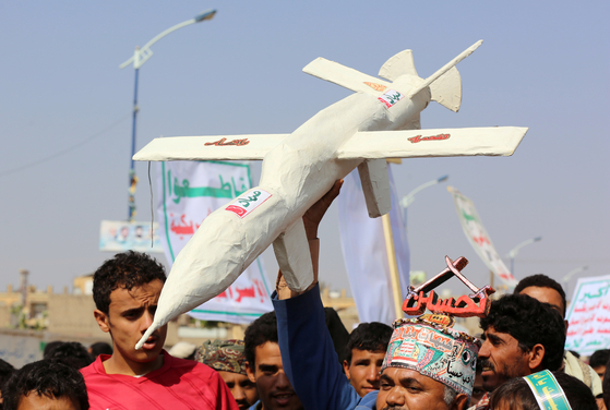 예멘 후티 반군 지지자들이 드론 모형을 들고 행진하고 있다. [로이터=연합뉴스]