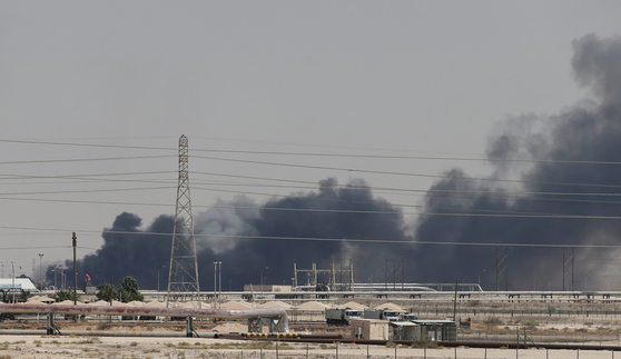 사우디 아브카이크 석유 시설에서 검은 연기가 치솟고 있다. [로이터=연합뉴스]