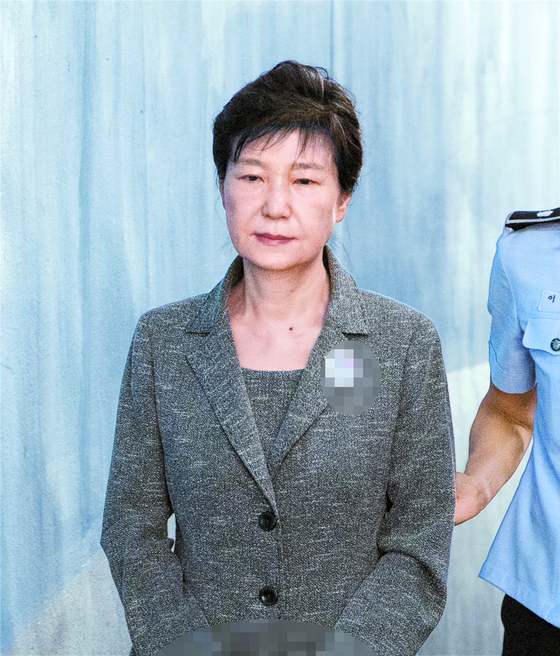 2017년 8월 공판에 출석하기 위해 법정을 가고 있는 박근혜 전 대통령. [뉴스1]