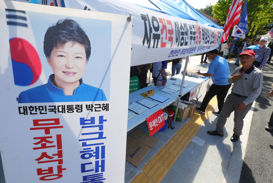 박근혜 전 대통령이 어깨 통증으로 입원한 16일 오전 서울 서초구 서울성모병원 앞에서 보수단체 회원들이 박 전 대통령의 석방을 촉구하는 서명운동을 하고 있다. [뉴시스]