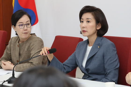 자유한국당 나경원 원내대표가 17일 오후 국회 원내대표실에서 기자간담회를 하고 있다. [연합뉴스]