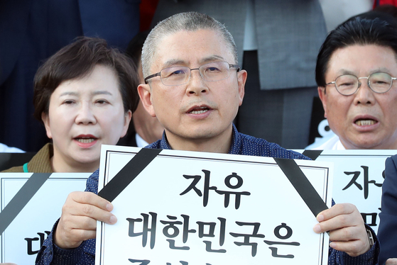 황교안 자유한국당 대표가 16일 서울 청와대 분수대 앞에서 조국 법무부 장관 임명에 반발하며 삭발한 뒤 규탄 구호를 외치고 있다. 변선구 기자