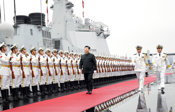 시진핑 중국 국가주석이 4월 23일 칭다오(열린 중국 인민해방군 해군 창설 70주년 관함식을 맞아 해군 의장대를 사열하고 있다. [신화사]