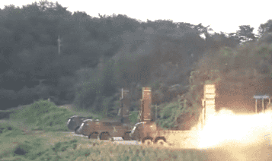 2017년 11월 29일 북한의 장거리미사일 발사에 대항해 한국군과 주한미군이 연합 미사일 실사격 훈련을 벌였다. 당시 현무-2A 미사일 발사 장면. 현무 미사일은 한국의 독침 전력의 하나로 꼽힌다. [국방부 유튜브 계정 캡처]