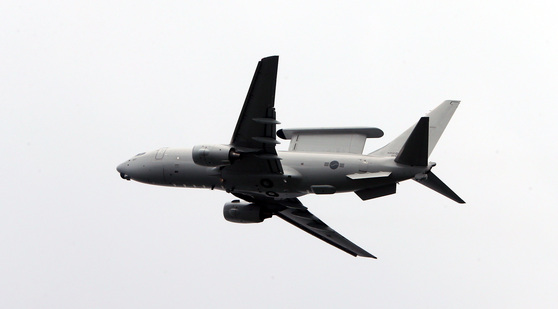 공군의 핵심 방공 전력인 E-737 피스아이. 공중조기경보통제기는 하늘을 날며 비행 물체를 감시하고, 전투기에 지시를 내릴 수 있다. 현재 4대를 보유하고 있는데, 앞으로 2~3대를 더 들여올 가능성이 점쳐진다. [연합]