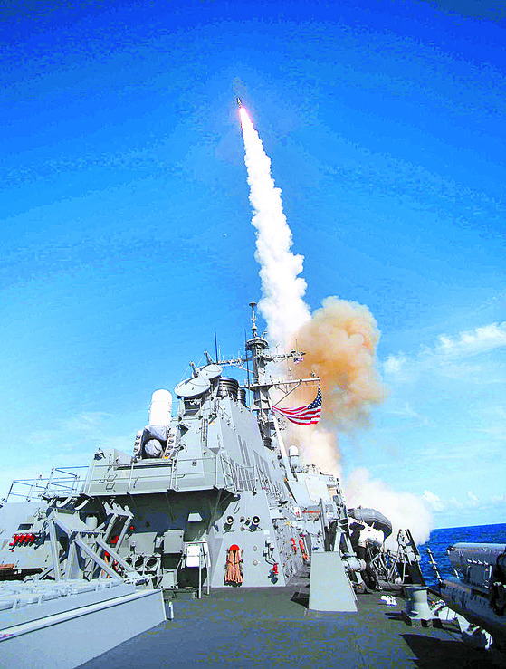 미 해군의 이지스 구축함 디케이터(DDG 73)가 SM-3 미사일을 발사하고 있다.  [사진 미 해군]