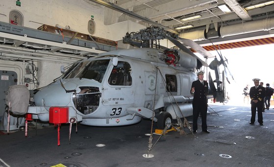 미 해군의 연안전투함인 포트워즈함(LCS,3000t) 격납고에 주기 중인 해상적전헬기인 MH-60R 시호크. [중앙포토]