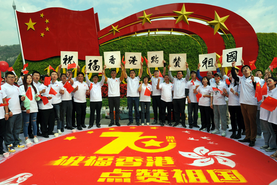 10월 1일 중화인민공화국 성립 70주년을 앞둔 지난 26일 중국 서부 깐수성 란저우에서 주민들이 6일 축하 이벤트를 벌이고 있다. 중국은 현재 민족주의 물결이 뜨겁다. [신화=연합뉴스] )