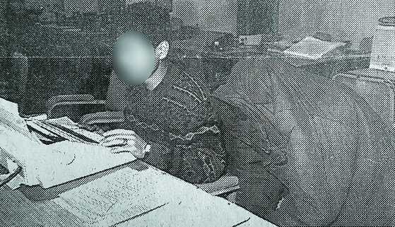 이춘재(오른쪽)가 1994년 충북 청주에서 처제를 성폭행한 뒤 살인한 혐의로 검거돼 옷을 뒤집어쓴 채 경찰조사를 받고 있는 모습. [연합뉴스]