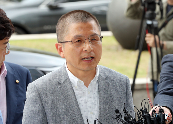 황교안 자유한국당 대표가 1일 오후 양천구 서울남부지검에서 패스트트랙 관련 조사를 받기위해 출석하며 입장을 밝히고 있다. 김경록 기자