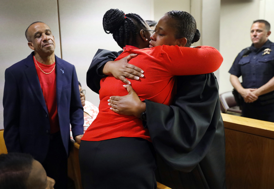 댈러스 지방법원 판사 태미 켐프가 2일(현지시간) 법정에서 보텀 진의 어머니 앨리슨 진과 포옹하고 있다.[AP=연합뉴스]