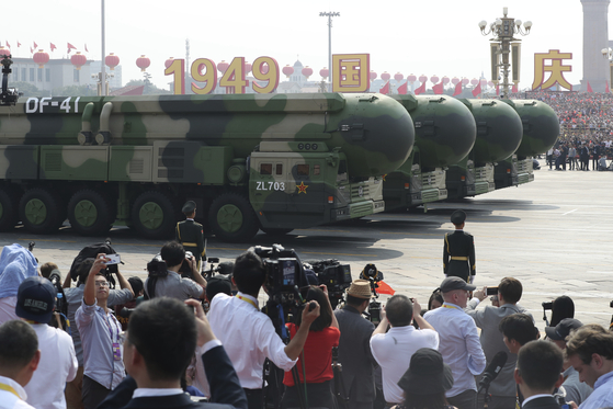 지난 1일 중국의 건국 70주년 기념일을 맞아 베이징 천안문광장에서 열린 열병식에 1만5000여 명의 병사와 최첨단 신형 무기가 대거 등장했다. 최대 사거리 1만5000㎞로 미국 전역이 사정권인 차세대 대륙간탄도미사일(ICBM) ‘둥펑-41’이 이날 첫 공개됐다. [AP=연합뉴스]