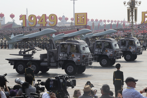 지난 1일 중국이 건국 70주년 열병식에서 선보인 드론의 모습. [AP=연합뉴스] 